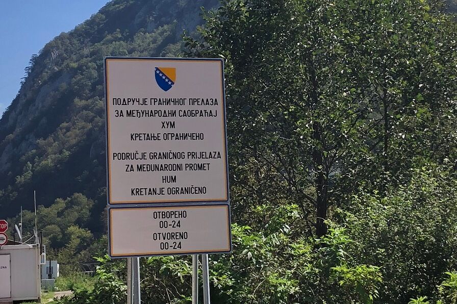 Cruzar a fronteira entre a Bósnia e Herzegovina e Montenegro de carro